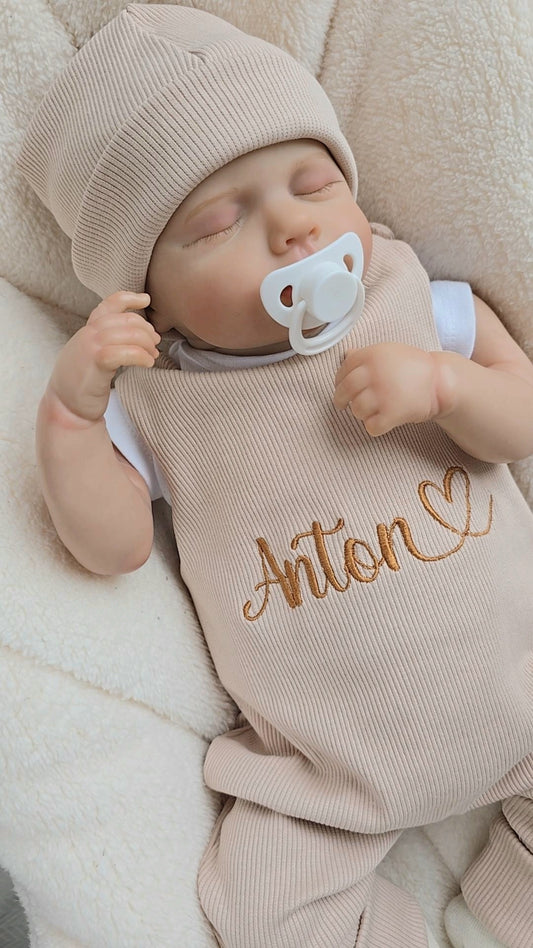 Handgemachter Strampler für Jungen und Mädchen aus Baumwolle. Der Strapler wird indivduell bestickt.