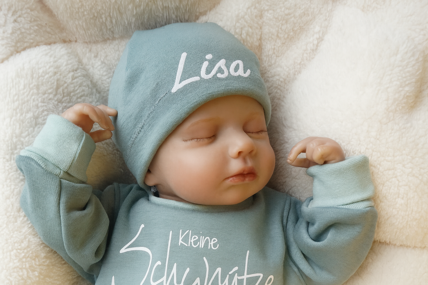 Handgemachte Babymütze aus kuscheligem Sweat. In vielen verschiedenen Farben erhältlich.