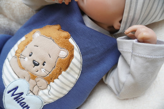 Baby Strampler Handgemacht aus Deutschland mit Applikation und individueller Personalisierung. In vielen Farben vorhanden.