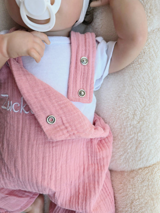 Baby und Kinder Latzhose aus Musselin. Individuell Personalisierbar, in vielen verschiedenen Farben erhältlich.