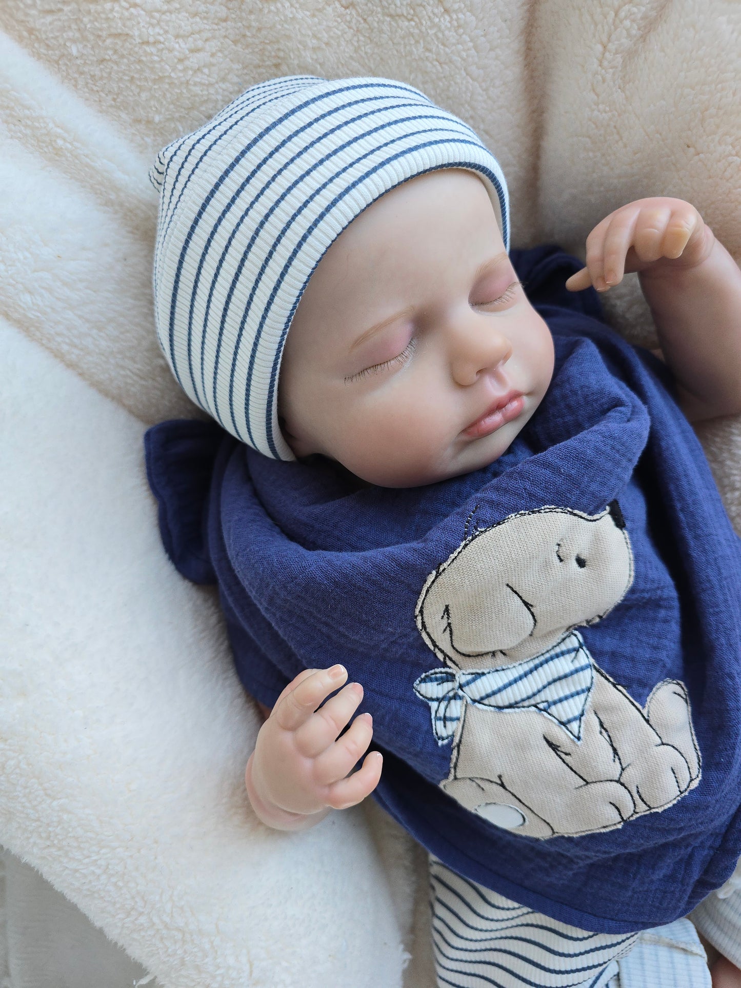 Süßes 3-teiliges Baby Set mit Leggings, Mütze & Musselintuch.