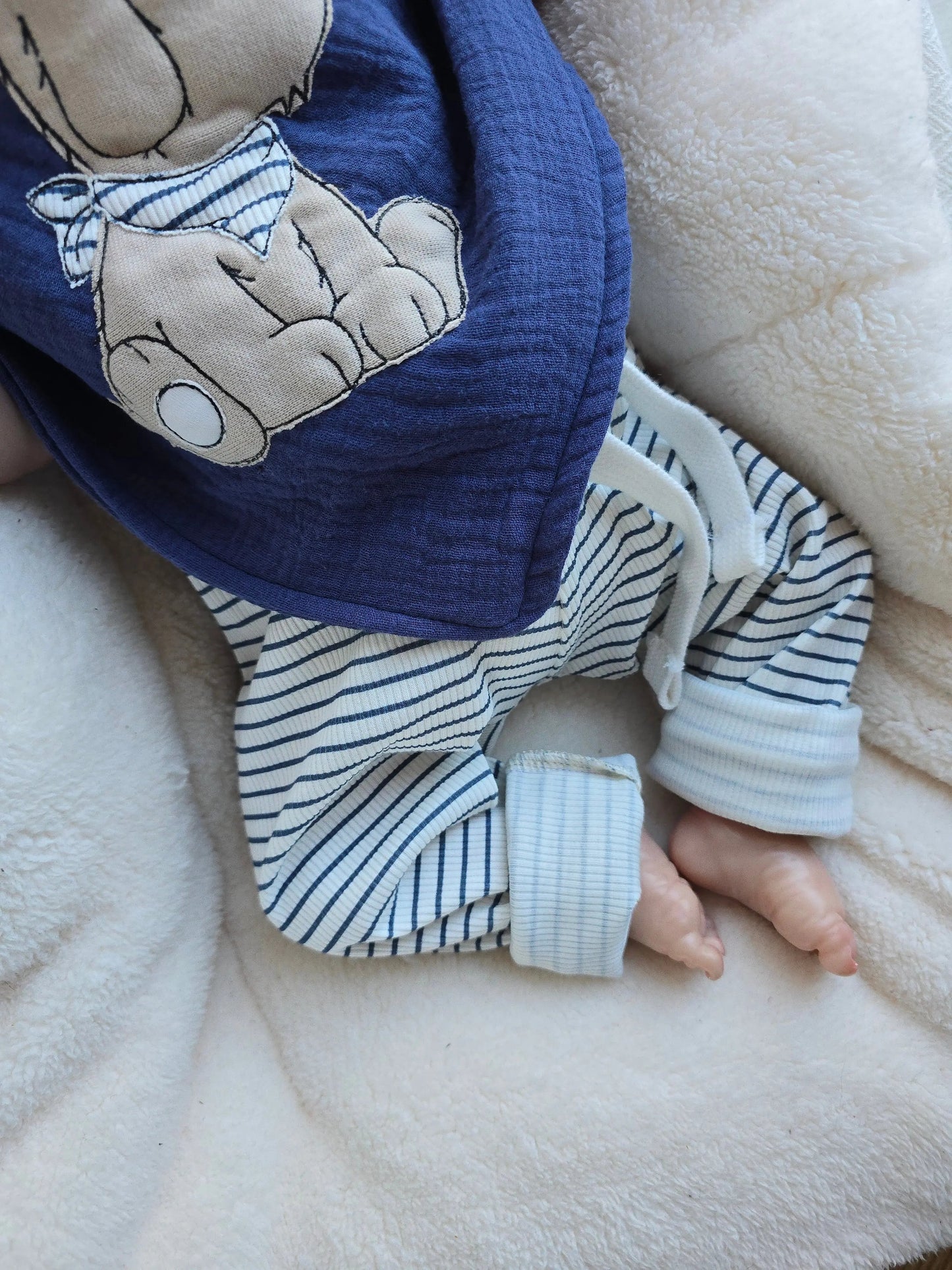 Süßes 3-teiliges Baby Set mit Leggings, Mütze & Musselintuch.