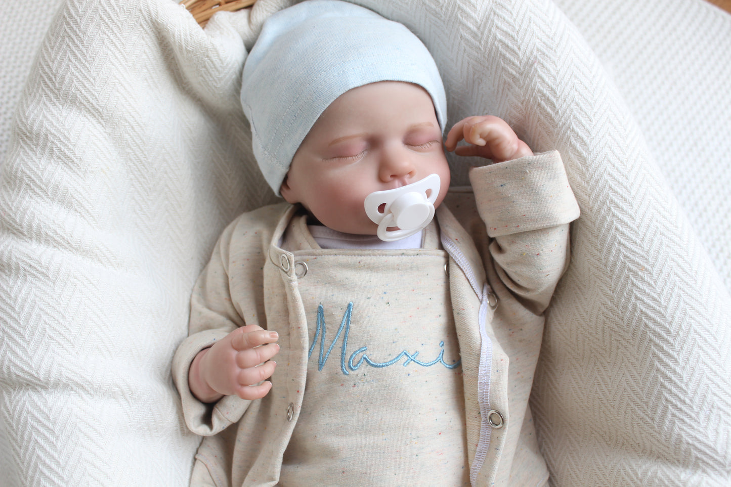 Personalisierbares Babyset bestehend aus einer Latzhose & einem Cardigan