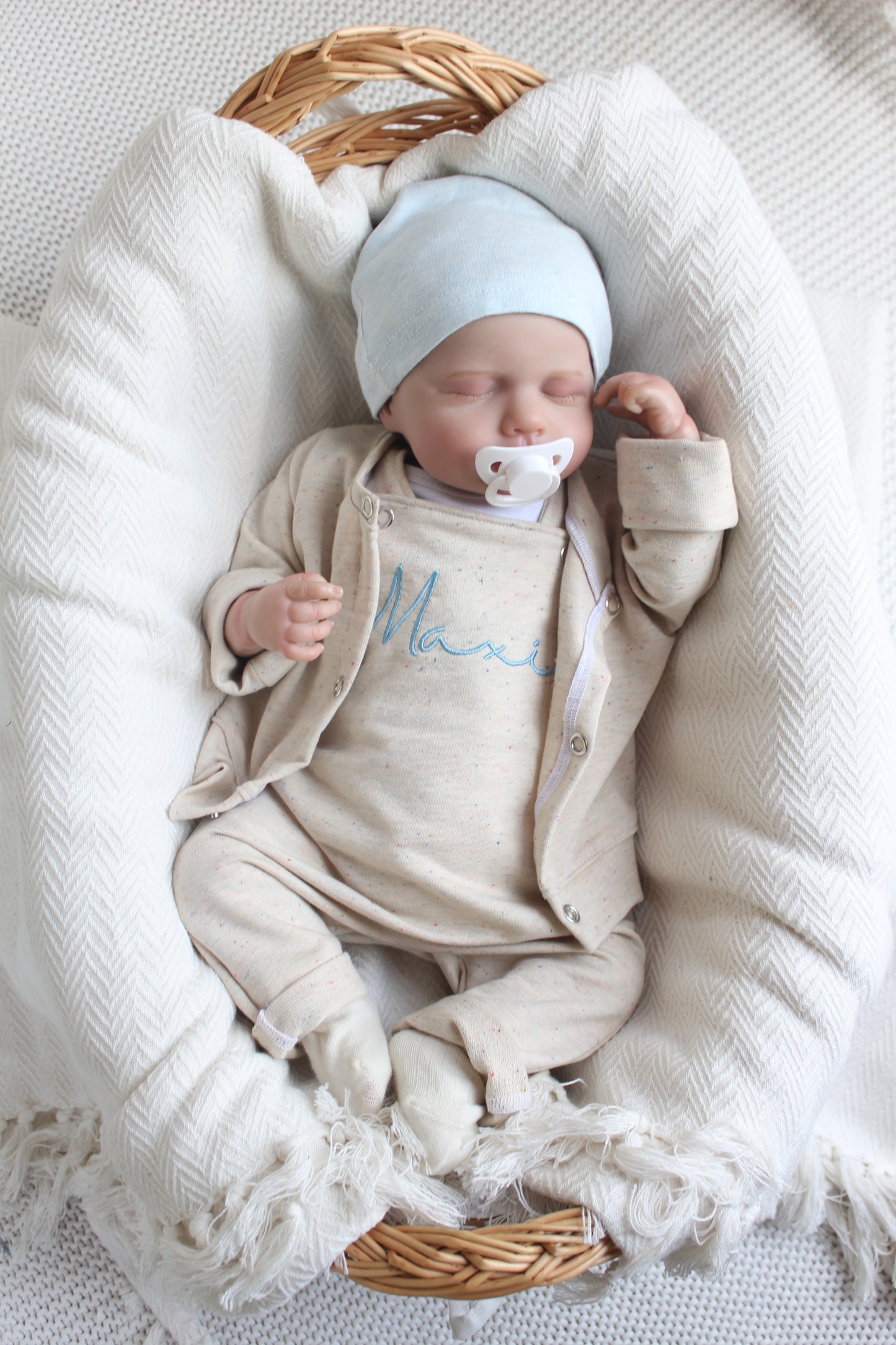 Personalisierbares Babyset bestehend aus einer Latzhose & einem Cardigan