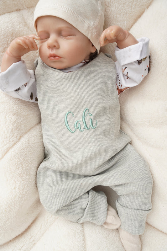 Bestickter Babystrampler in 12 wunderschönen Farben aus Rippjersey mit Namen betickbar.