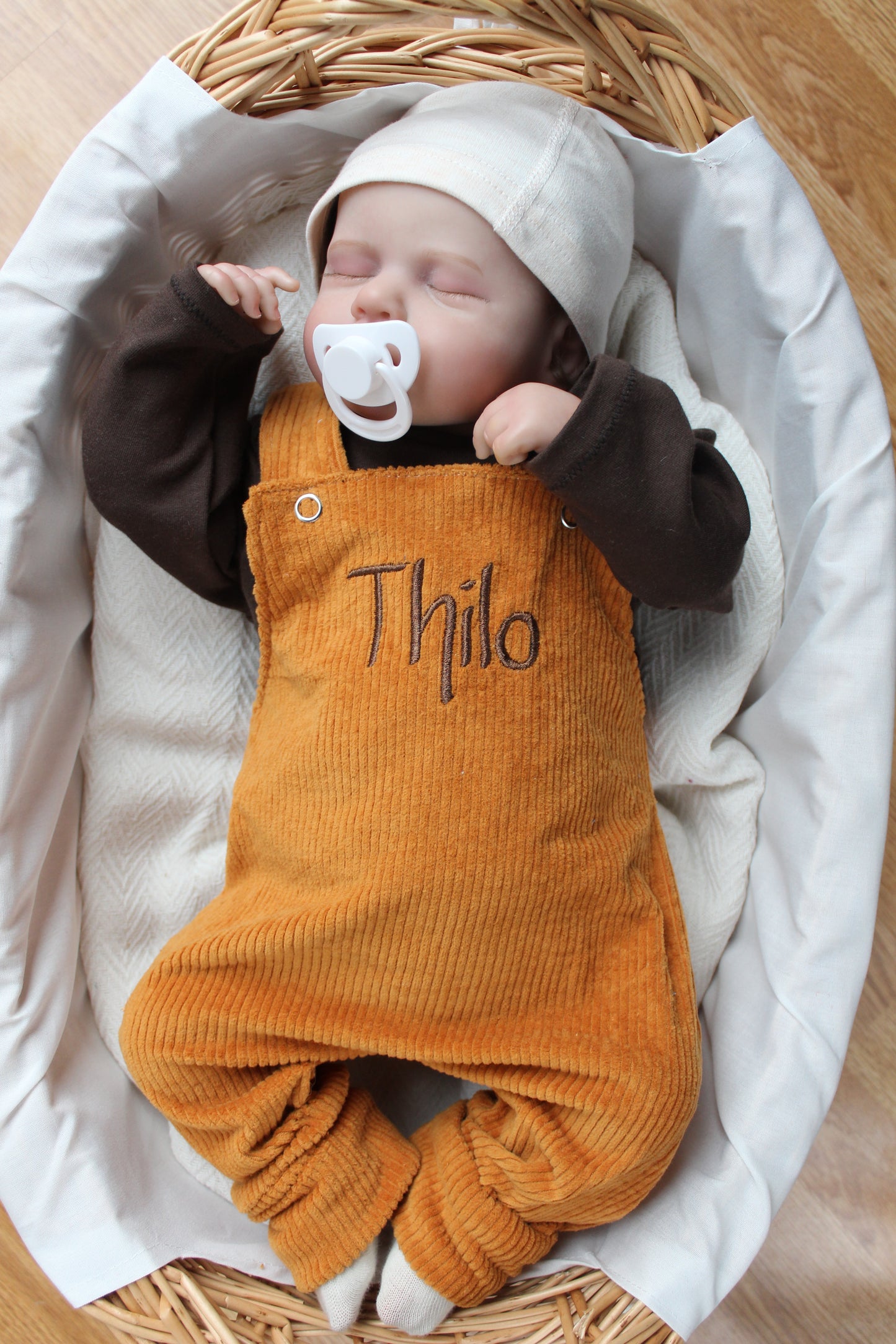 Baby Latzhose aus Cord mit personalisierter Bestickung für Mädchen und jungen