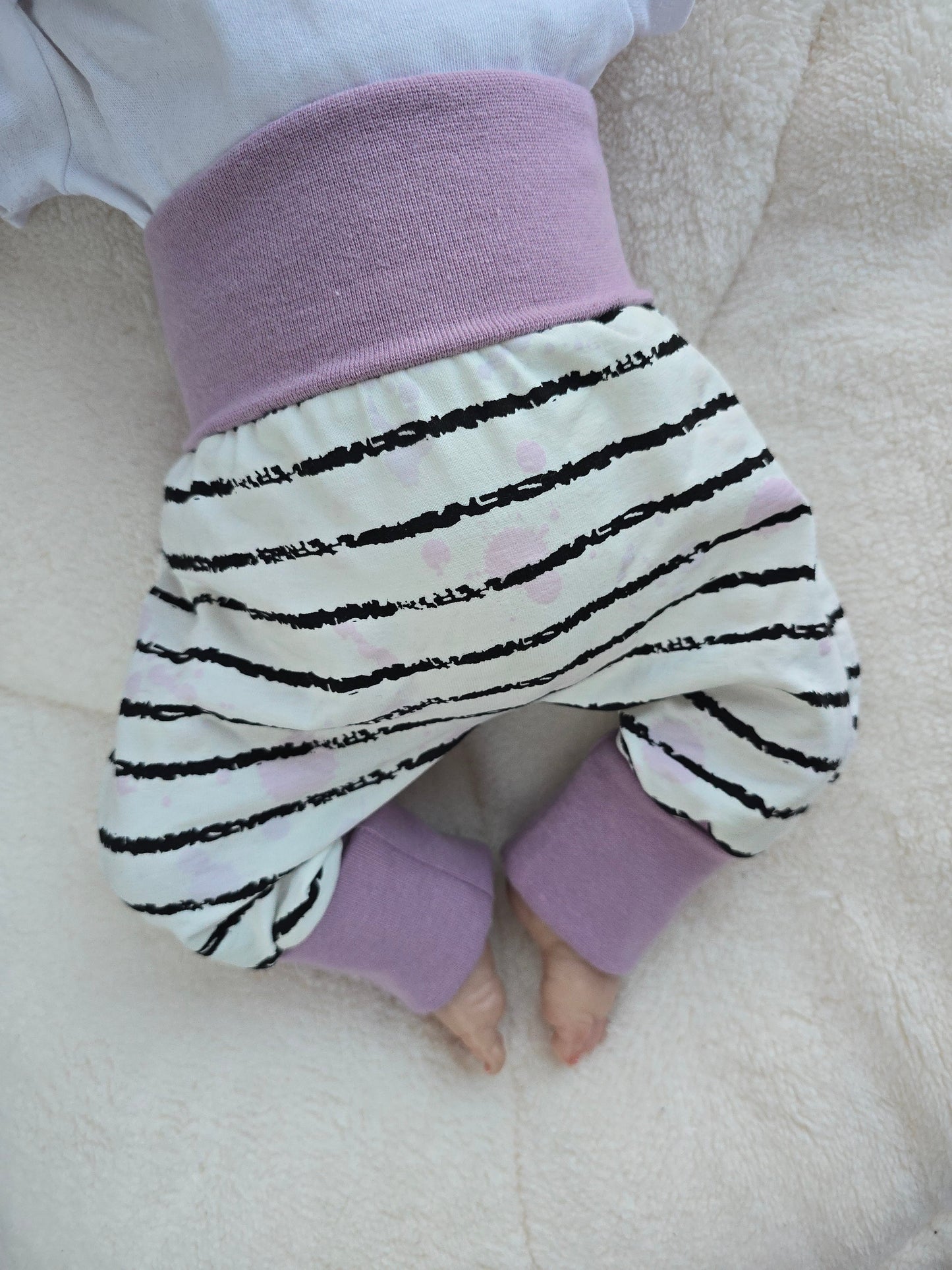 Die Hose ist in vielen verschiedenen Farben und Motiven erhältlich.