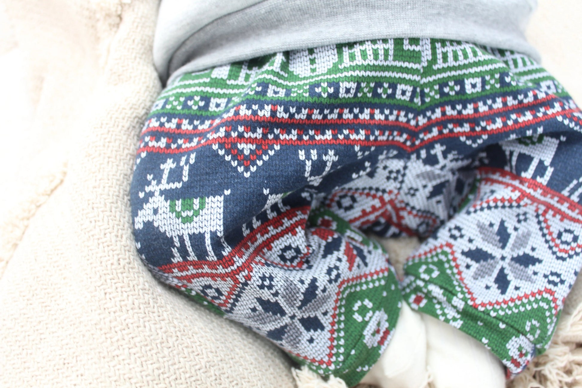 Weihnachtsoutfit für Babys und Kleinkinder. Das Set besteht aus einem oversized geschnittenen Sweater mit wunderschönem Lebkuchen Print und einer weihnachtlichen Hose. 