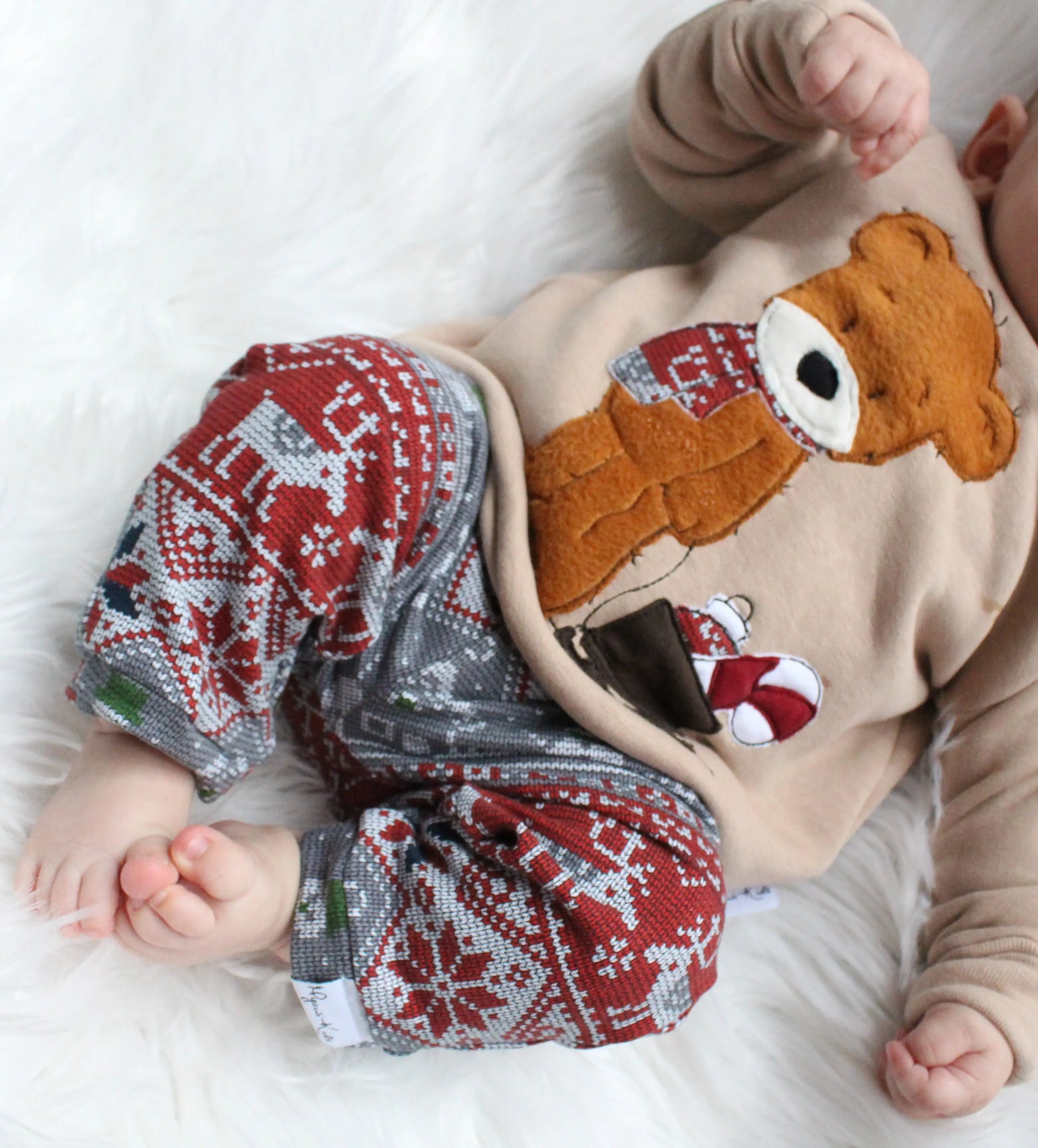 Weihnachtsoutfit für Babys und Kleinkinder. Das Set besteht aus einem oversized geschnittenen Sweater mit wunderschöner Applikation und einer weihnachtlichen Hose. 
