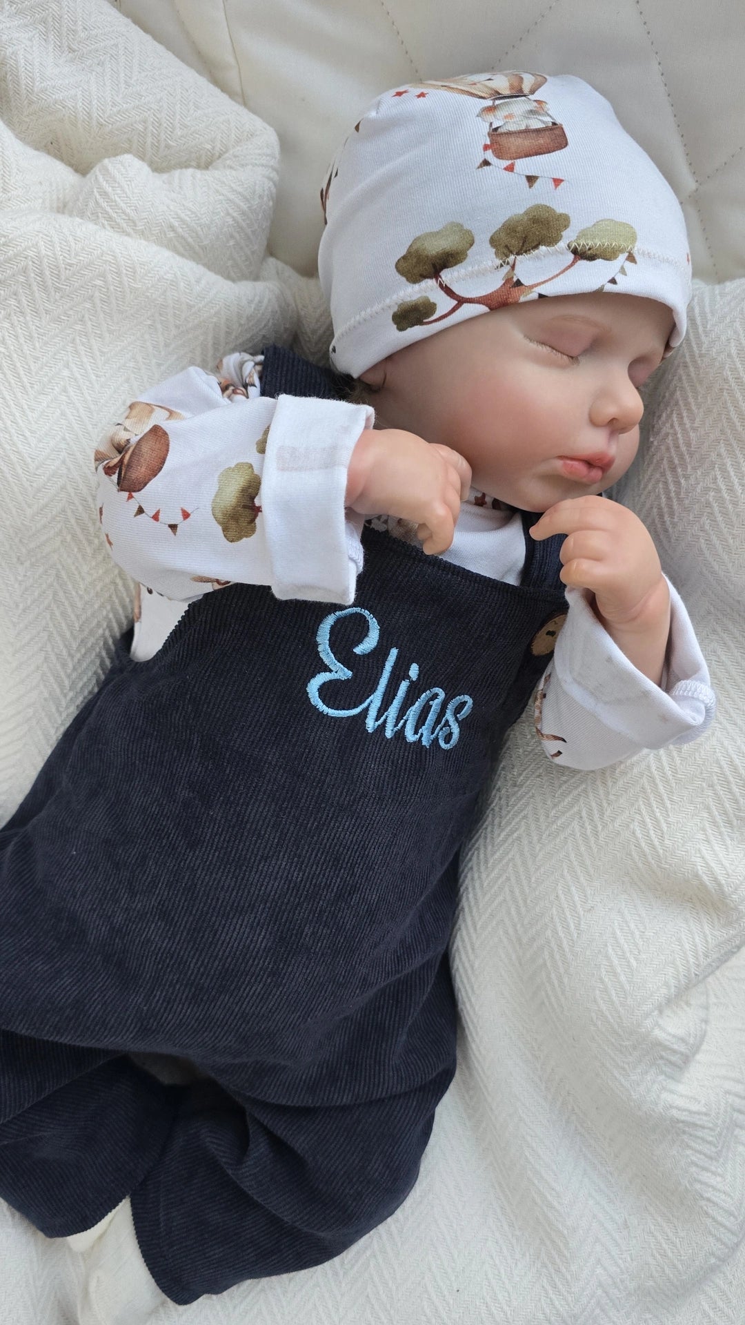 Handgemachte Baby-Latzhose aus Feincord, personalisierbar