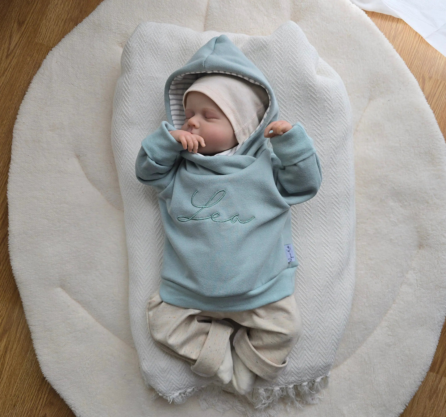 Individuell bestickbarer Hoodie aus Baumwollfleece für Babys und Kinder in verschiedenen Farben.