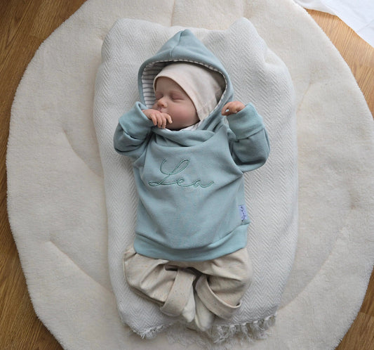 Individuell bestickbarer Hoodie aus Baumwollfleece für Babys und Kinder in verschiedenen Farben.