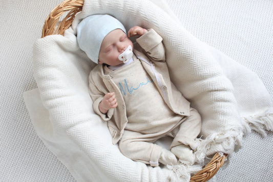 Personalisierbares Babyset aus French Terry mit Latzhose & Cardigan
