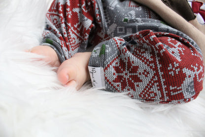 Weihnachtsoutfit für Babys und Kleinkinder. Das Set besteht aus einem oversized geschnittenen Sweater mit wunderschöner Applikation und einer weihnachtlichen Hose. 