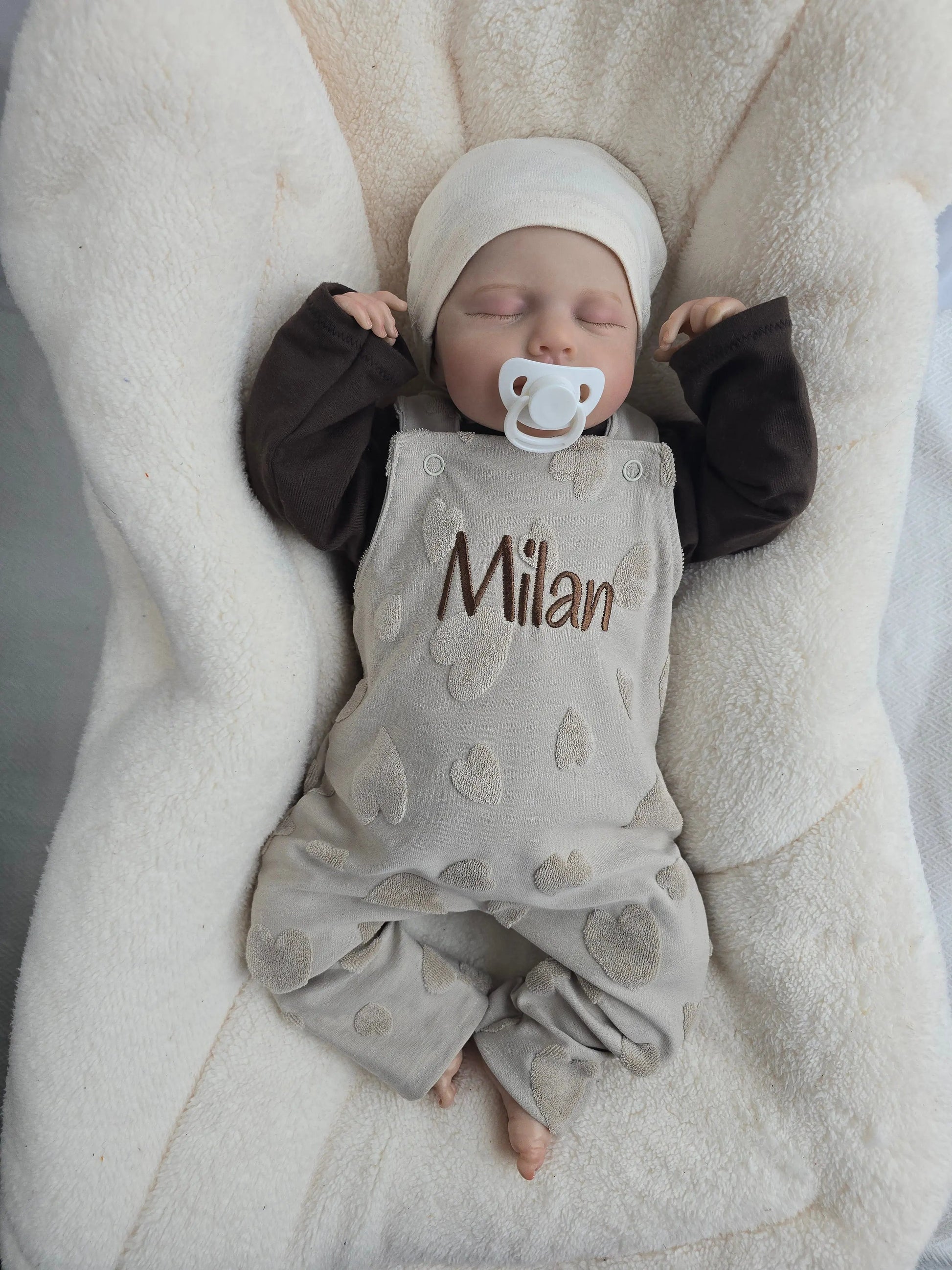 Entdecke unsere entzückenden Latzhosen aus Baumwoll- Jacquard mit süßen Frottee Herzen, die sowohl für kleine Jungs als auch für kleine Mädchen geeignet sind. Individuell personalisierbar und in zwei Farben erhältlich. 