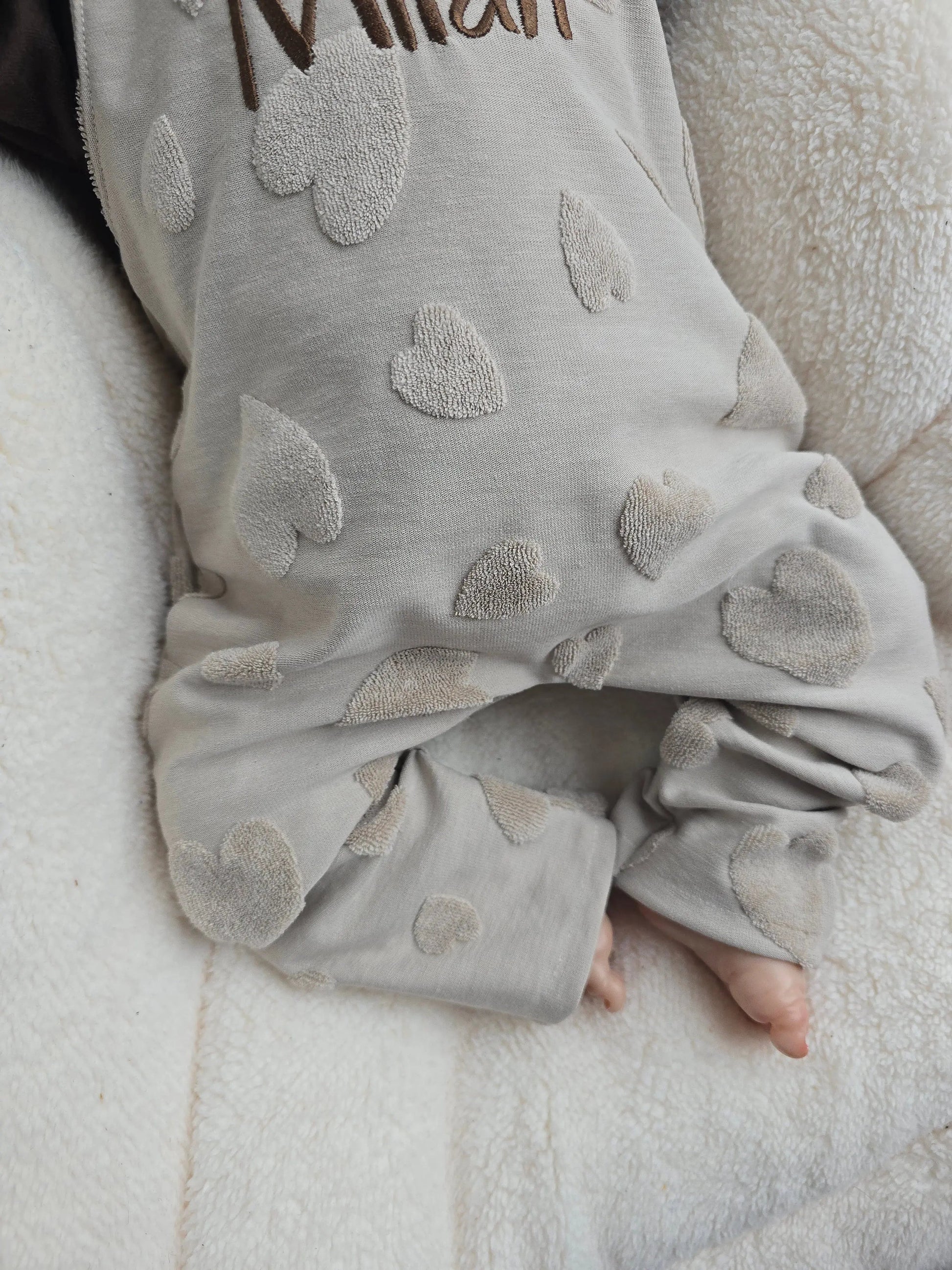 Entdecke unsere entzückenden Latzhosen aus Baumwoll- Jacquard mit süßen Frottee Herzen, die sowohl für kleine Jungs als auch für kleine Mädchen geeignet sind. Individuell personalisierbar und in zwei Farben erhältlich. 