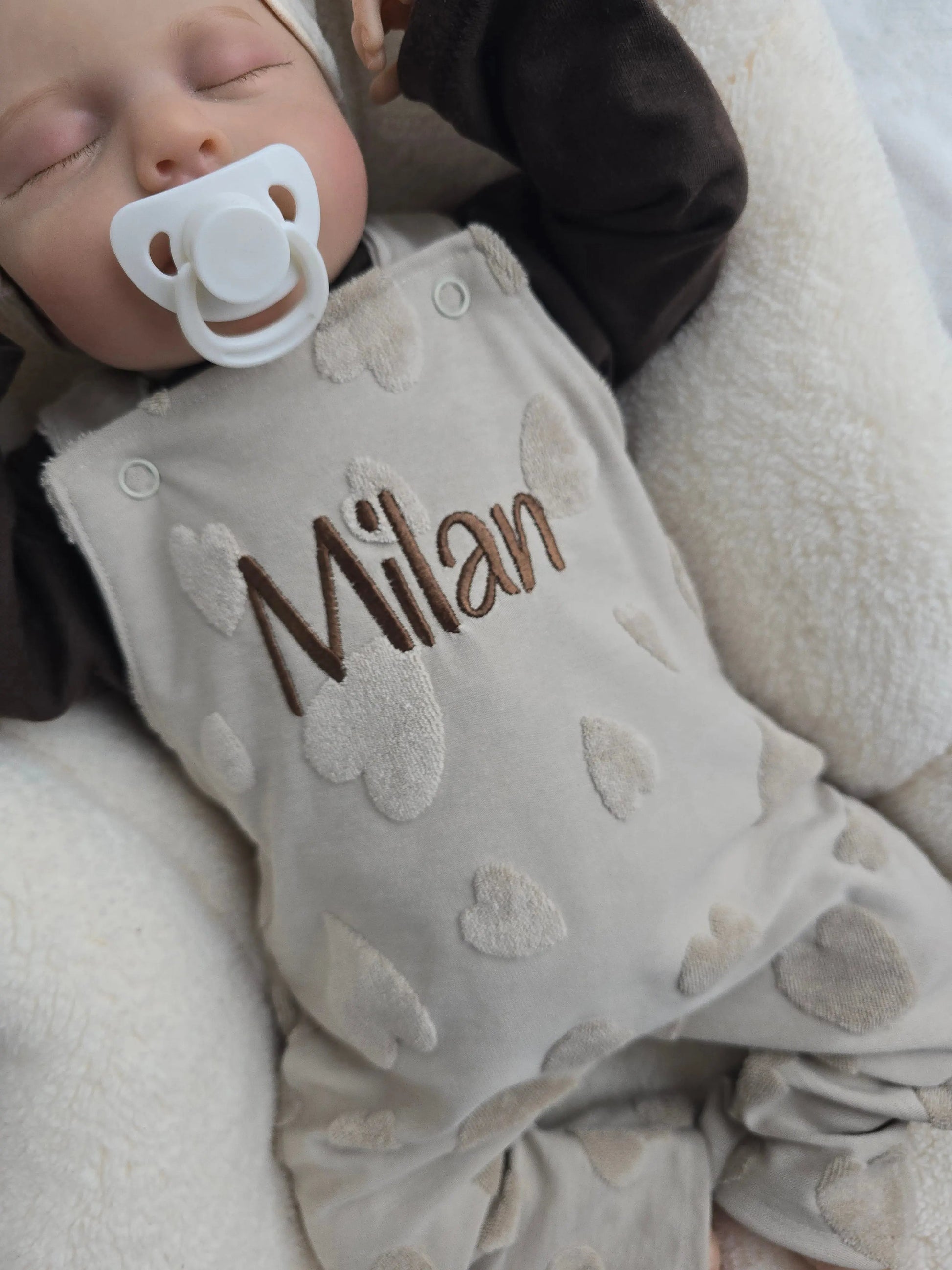 Entdecke unsere entzückenden Latzhosen aus Baumwoll- Jacquard mit süßen Frottee Herzen, die sowohl für kleine Jungs als auch für kleine Mädchen geeignet sind. Individuell personalisierbar und in zwei Farben erhältlich. 