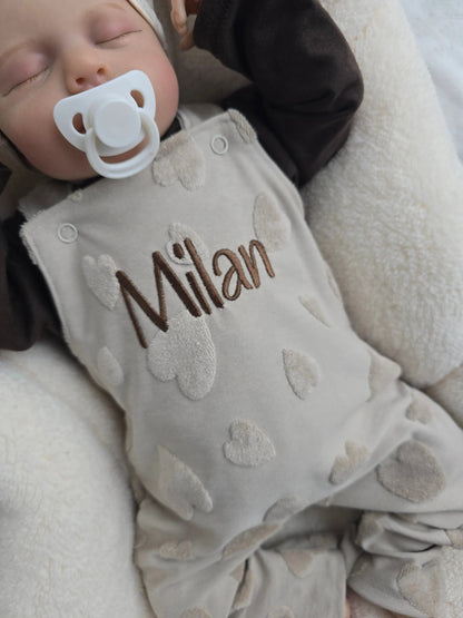 Entdecke unsere entzückenden Latzhosen aus Baumwoll- Jacquard mit süßen Frottee Herzen, die sowohl für kleine Jungs als auch für kleine Mädchen geeignet sind. Individuell personalisierbar und in zwei Farben erhältlich. 