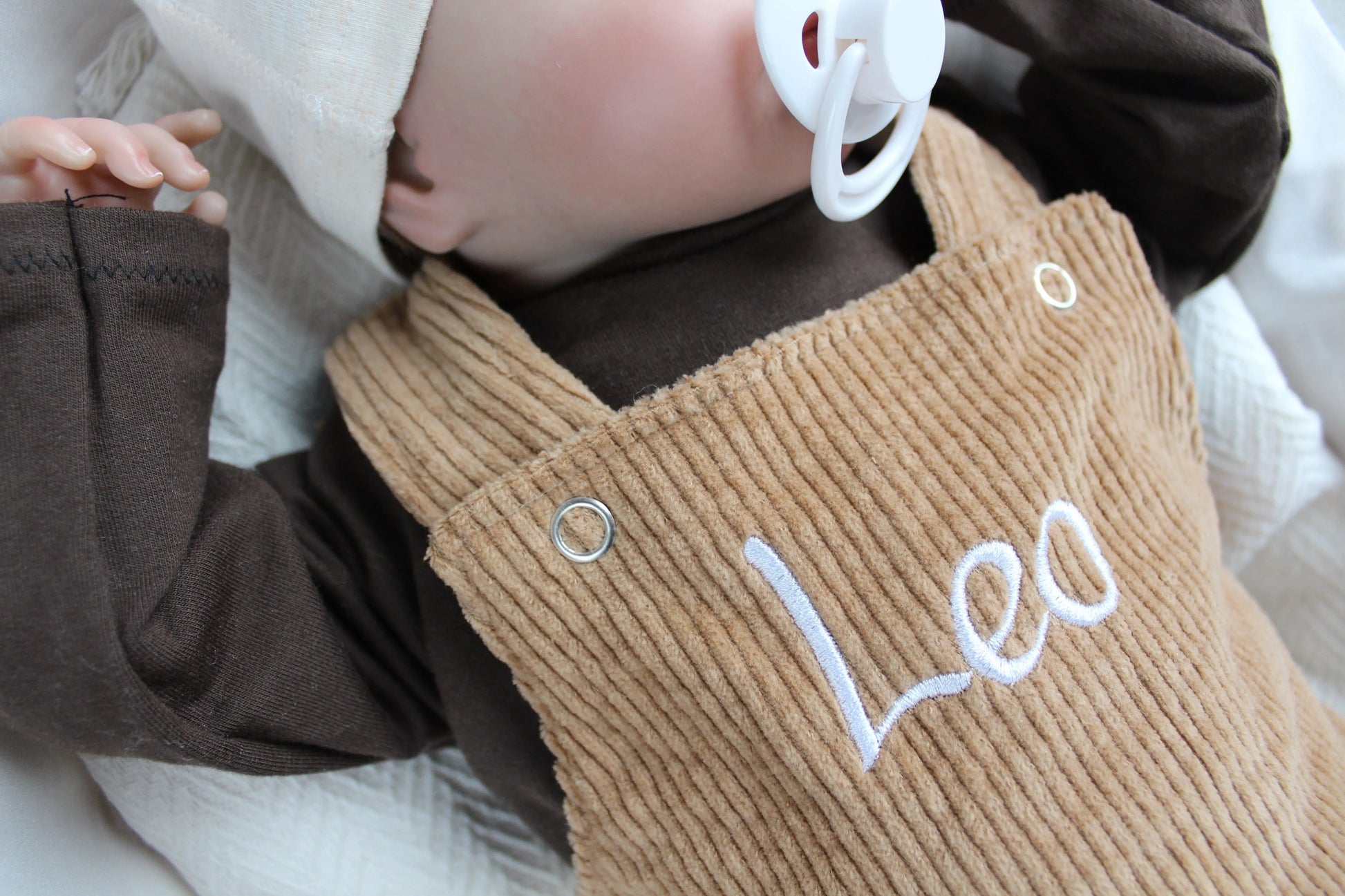 Baby Latzhose aus Cord in Rosa mit personalisierter Bestickung für Mädchen