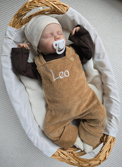 Baby Latzhose aus Cord in Rosa mit personalisierter Bestickung für Mädchen