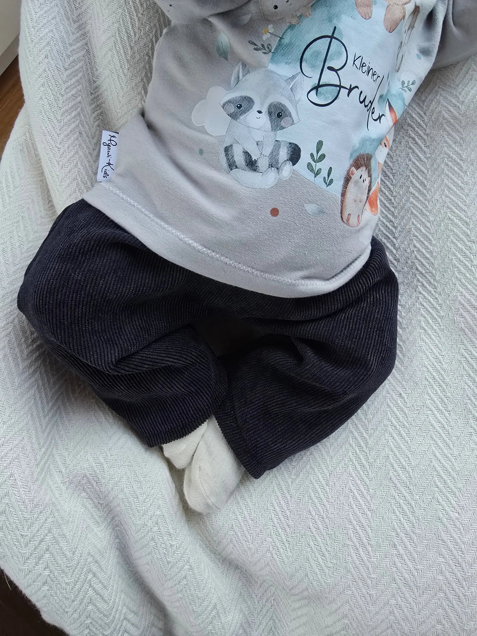 Handgemachte Baby-Latzhose aus Feincord, personalisierbar
