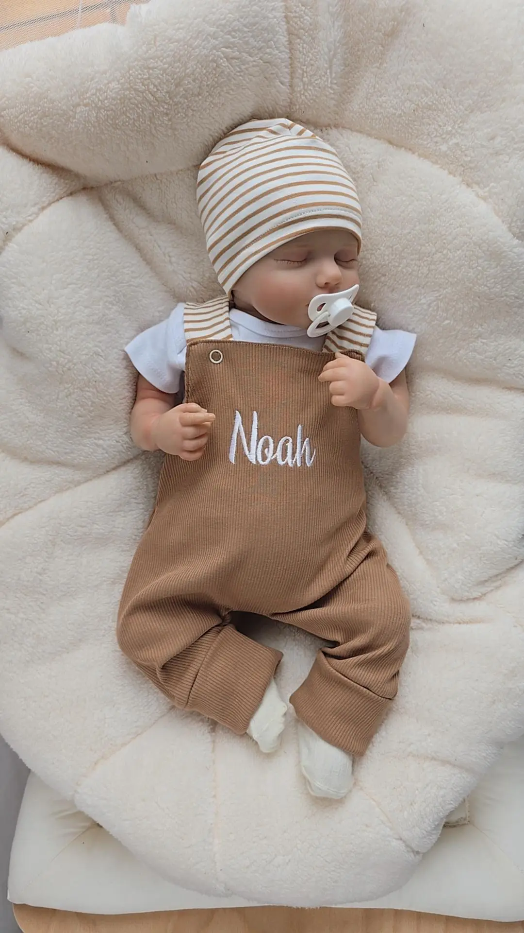 Latzhose bestickt mit Namen inkl. Umschlagbündchen und verstellbarer Träger.