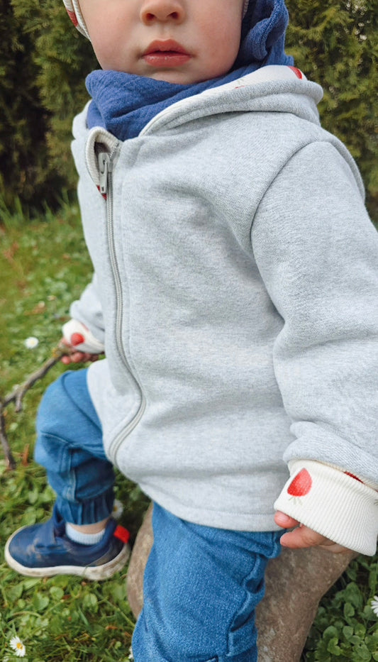 Übergangsjacke aus Baumwollfleece mit individueller Applikation auf dem Rücken. 