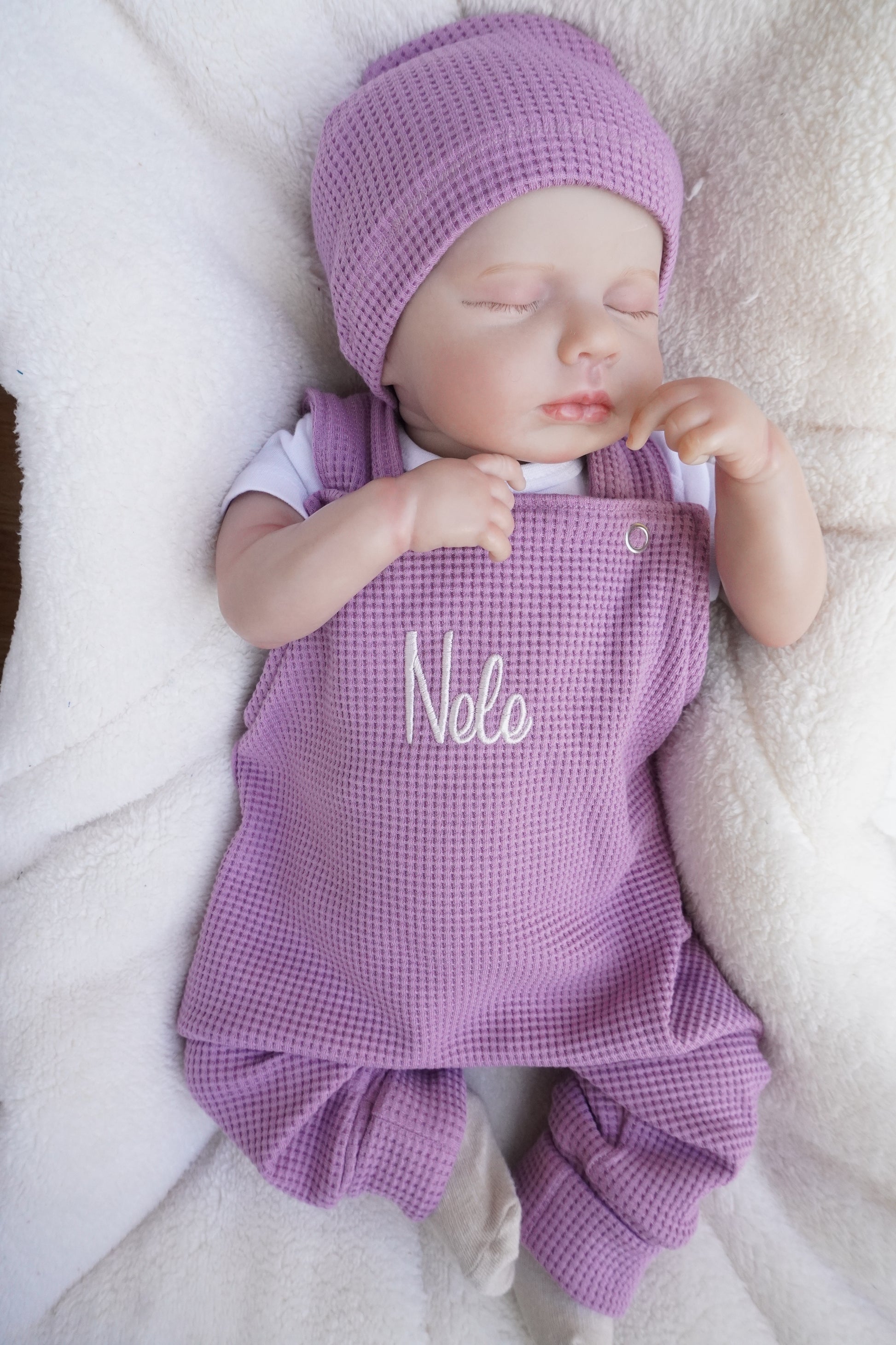 Handgemachte Latzhose aus Waffelstrick-Jersey für Babys und Kleinkinder. In vielen verschiedenen Farben erhältlich.