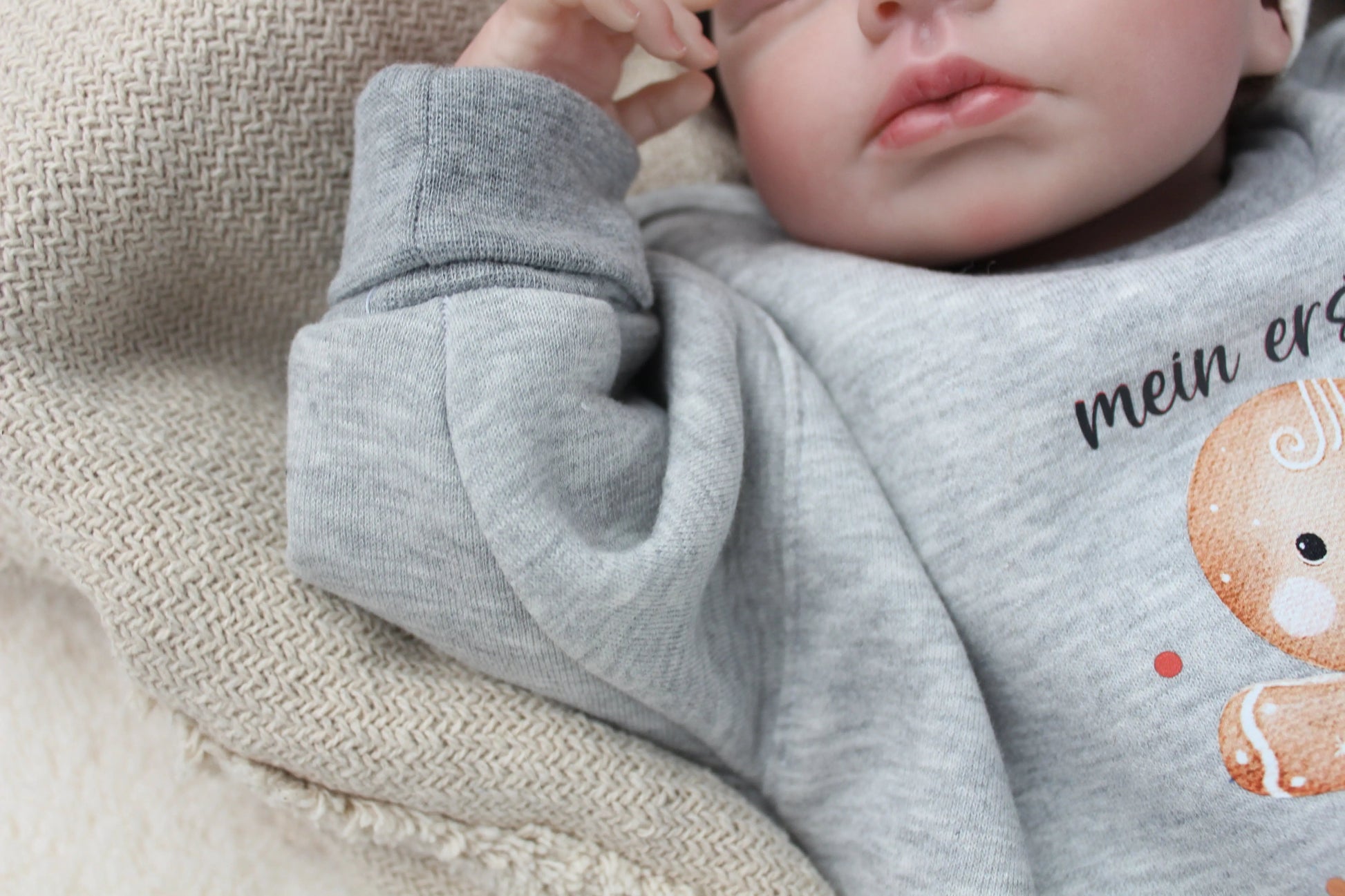 Weihnachtsoutfit für Babys und Kleinkinder. Das Set besteht aus einem oversized geschnittenen Sweater mit wunderschönem Lebkuchen Print und einer weihnachtlichen Hose. 