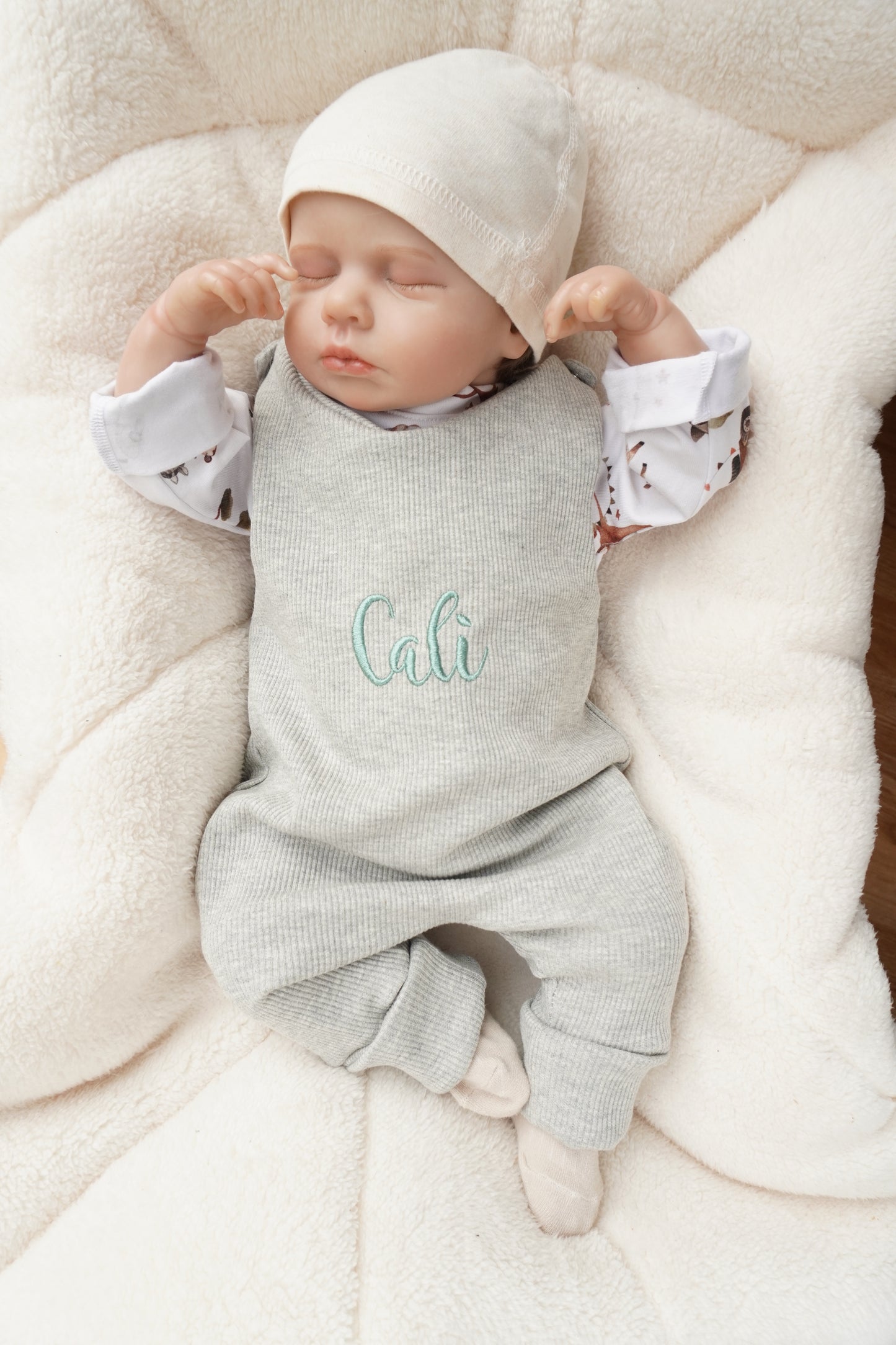 Bestickter Babystrampler in 12 wunderschönen Farben aus Rippjersey mit Wunschtext bestickbar. 