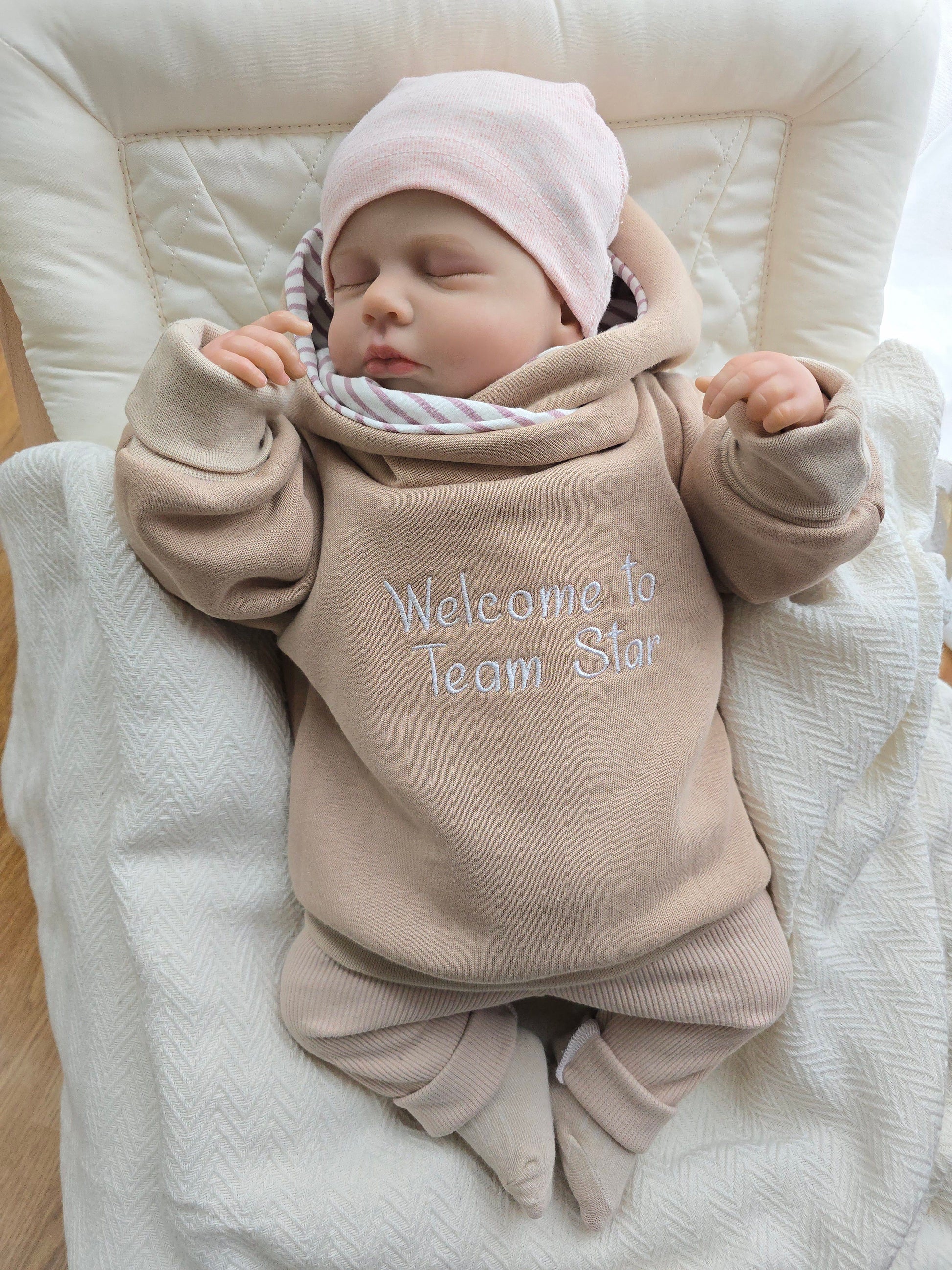 Personalisierter Hoodie für Babys & Kinder mit individueller Bestickung in Beige