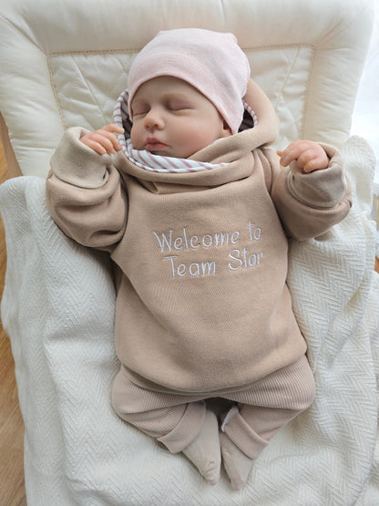 Personalisierter Hoodie für Babys & Kinder mit individueller Bestickung in Beige