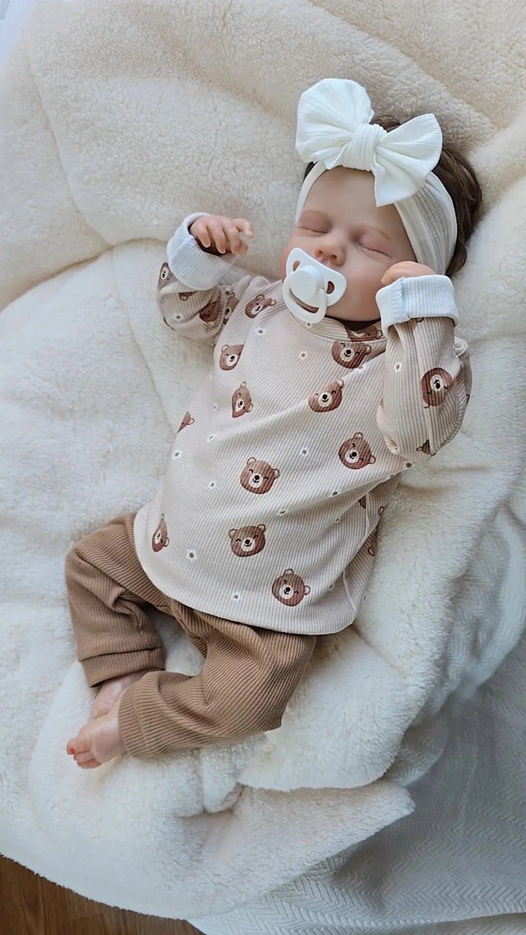 Baby-Set Flower Bear – Zweiteiliges Outfit für Neugeborene und Kleinkinder, bestehend aus Langarmshirt mit Bärenmotiv und passender Hose mit Blumenmuster