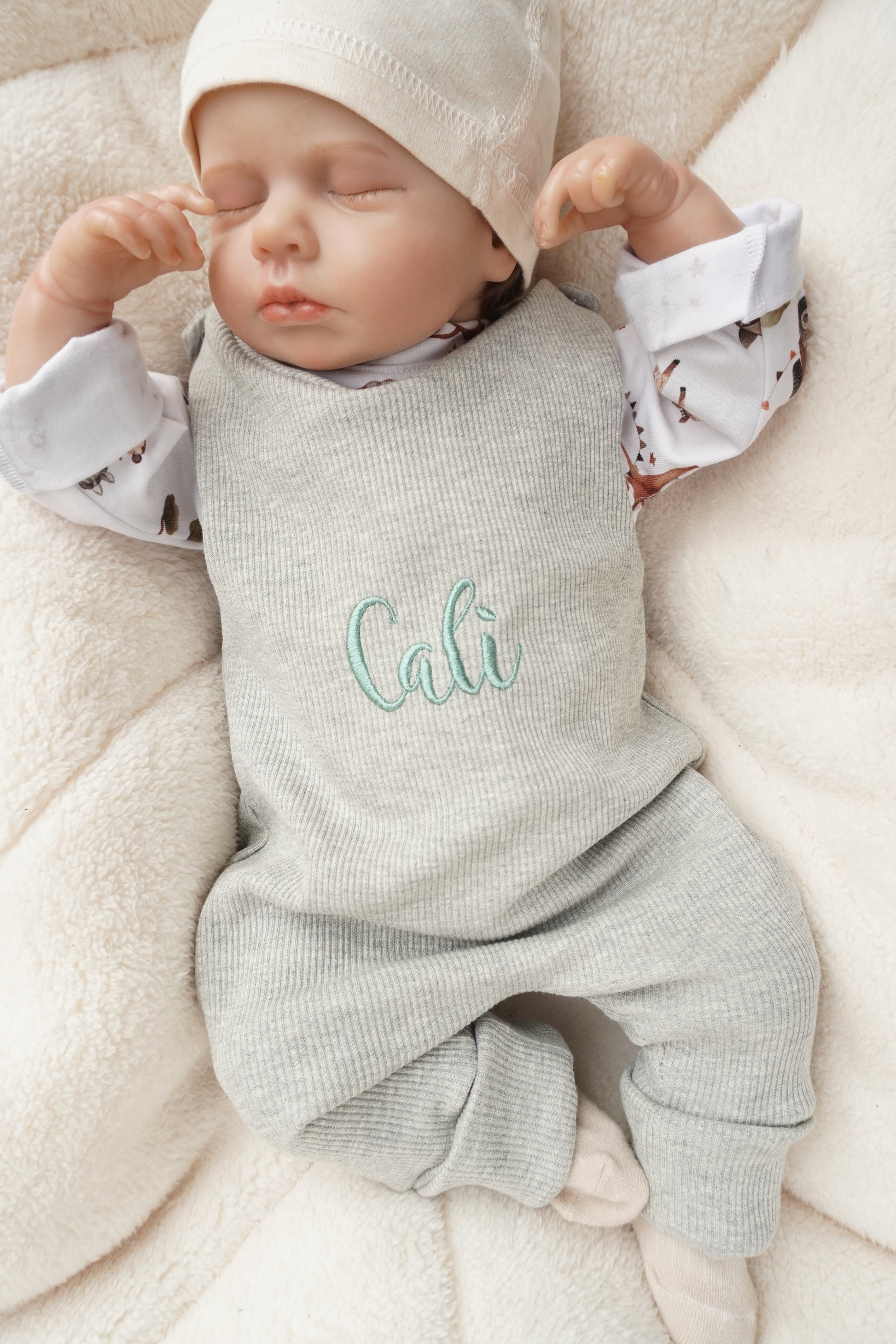 Bestickter Babystrampler in 12 wunderschönen Farben aus Rippjersey mit Namen betickbar. 