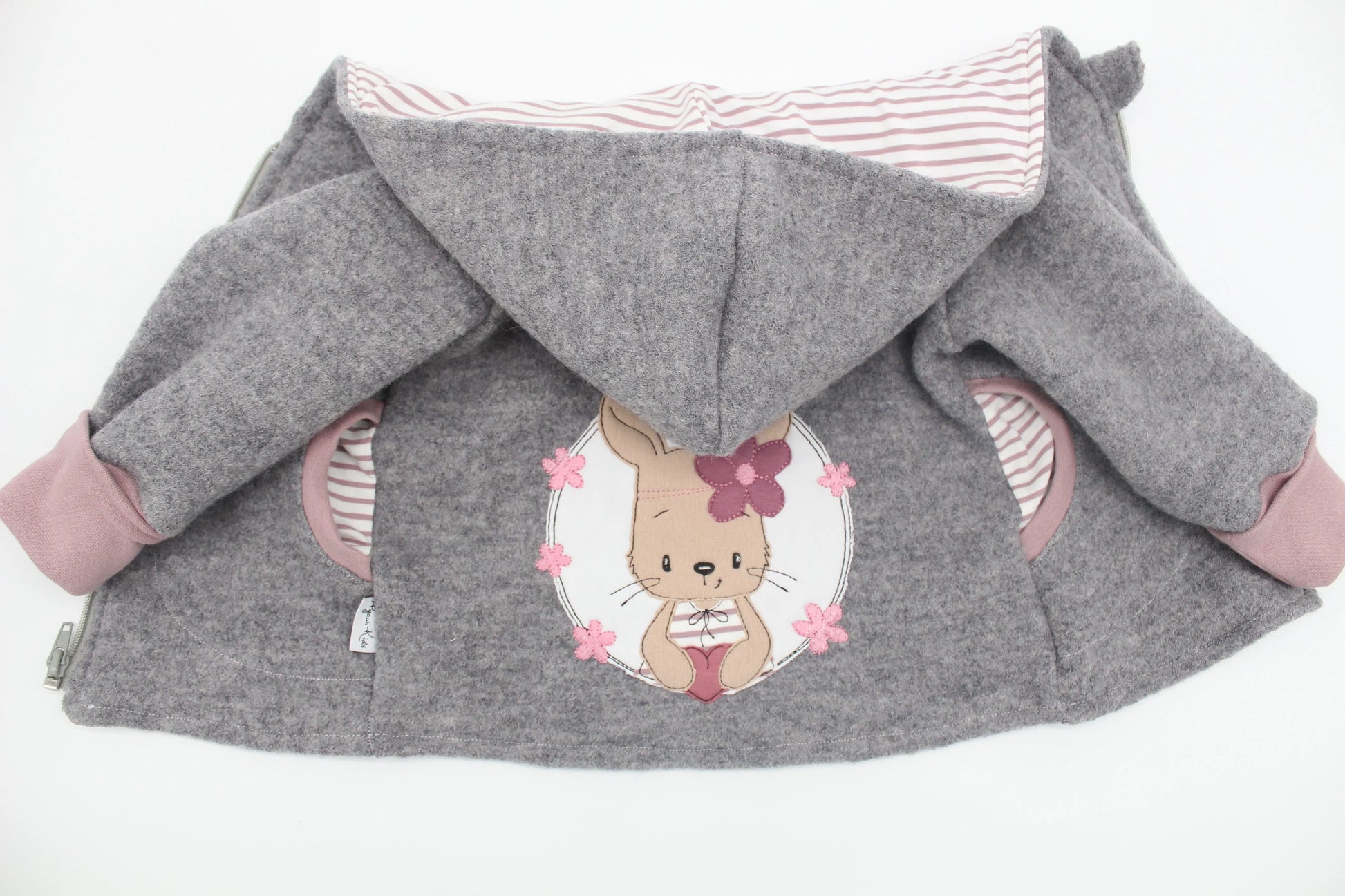 Handgefertigte Walkjacke in Altrosa für Babys mit individueller Applikation und Taschen
