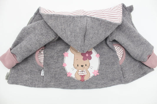 Handgefertigte Walkjacke in Altrosa für Babys mit individueller Applikation und Taschen