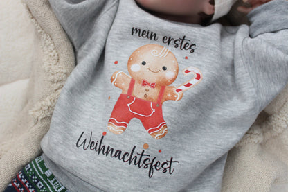 Weihnachtsoutfit für Babys und Kleinkinder. Das Set besteht aus einem oversized geschnittenen Sweater mit wunderschönem Lebkuchen Print und einer weihnachtlichen Hose. 