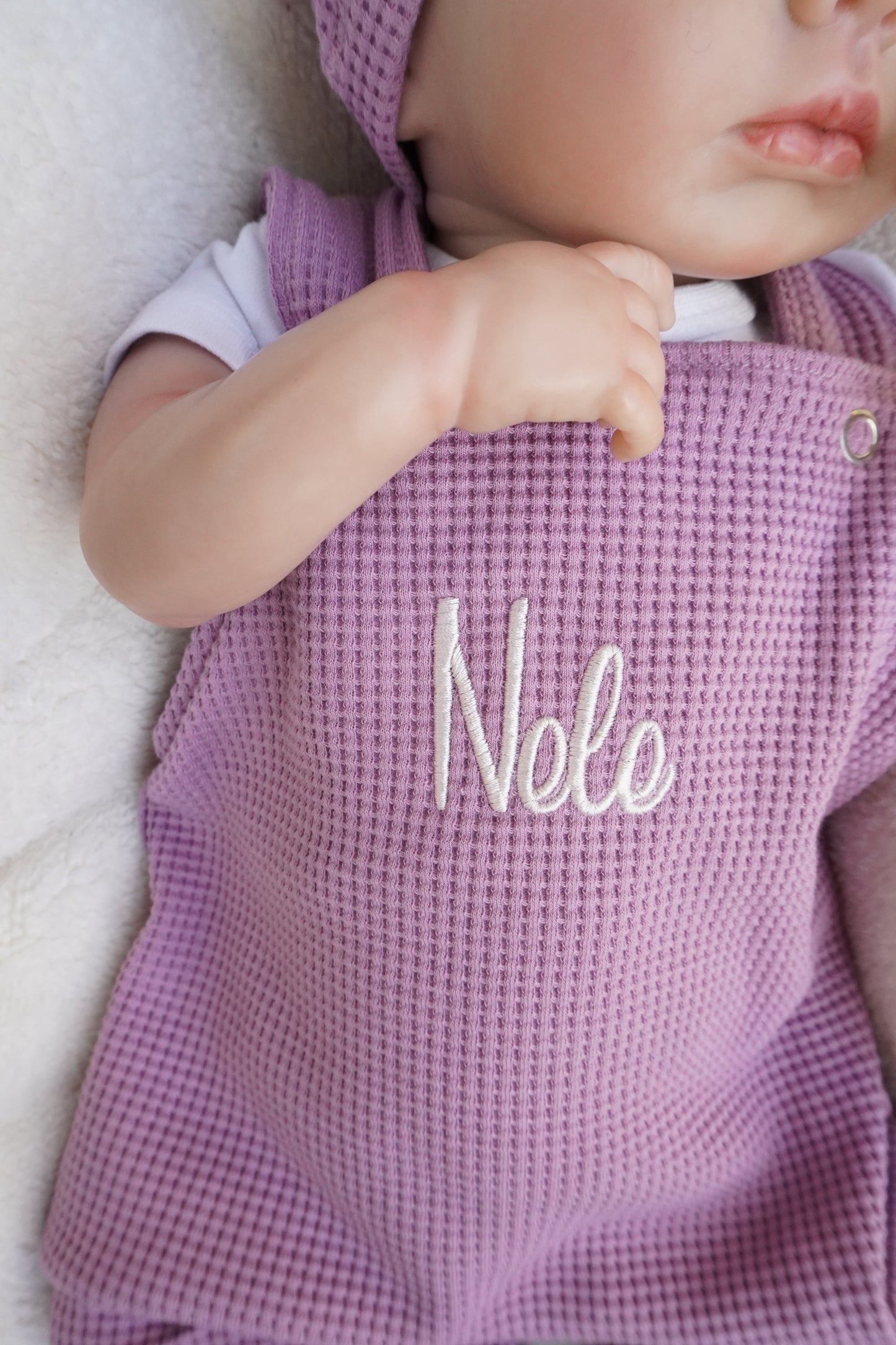 In Deutschland handgemachte Babylatzhose individuell personalisierbar für Mädchen und Jungen.