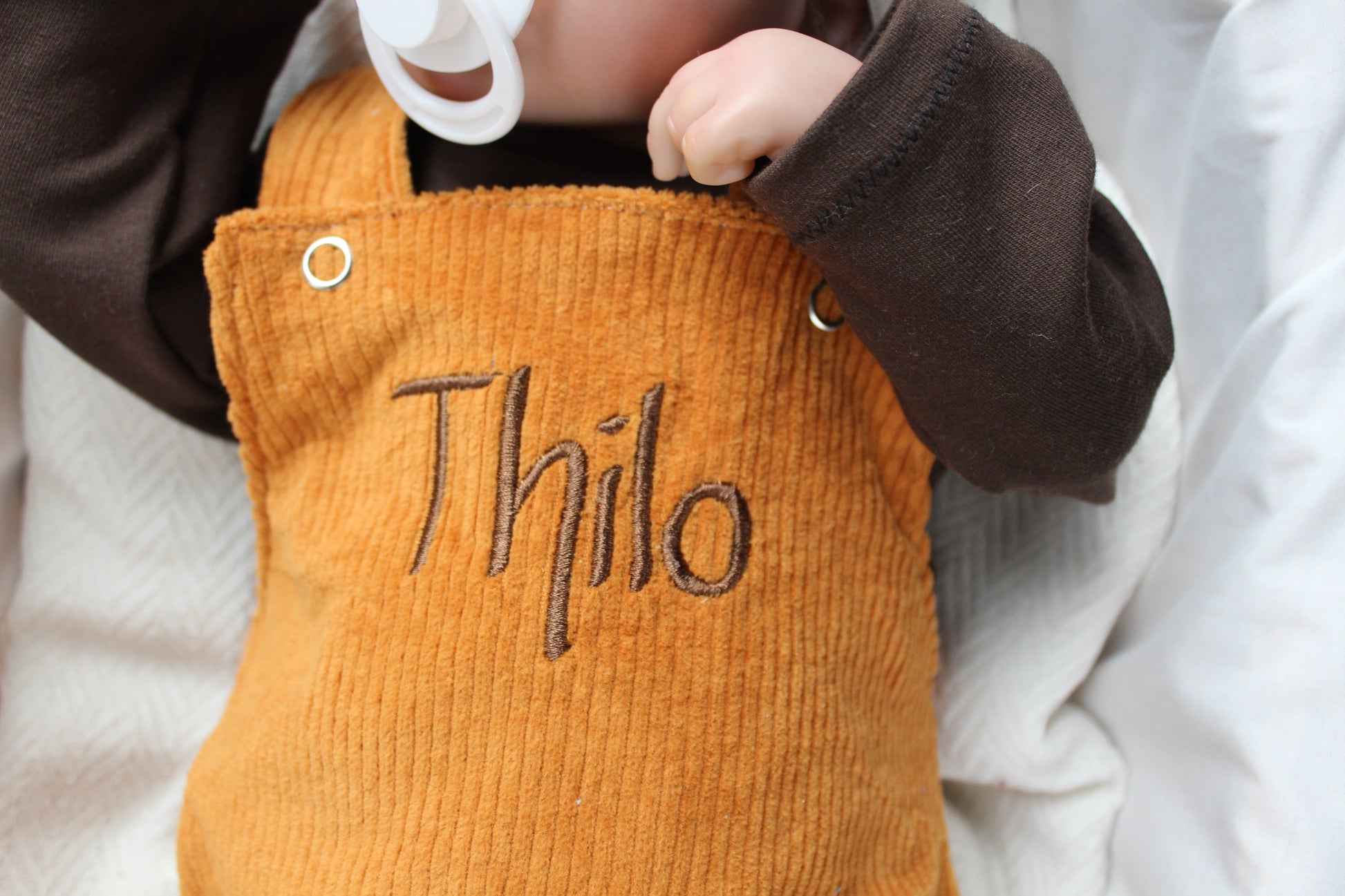 Baby Latzhose aus Cord mit personalisierter Bestickung für Mädchen und jungen