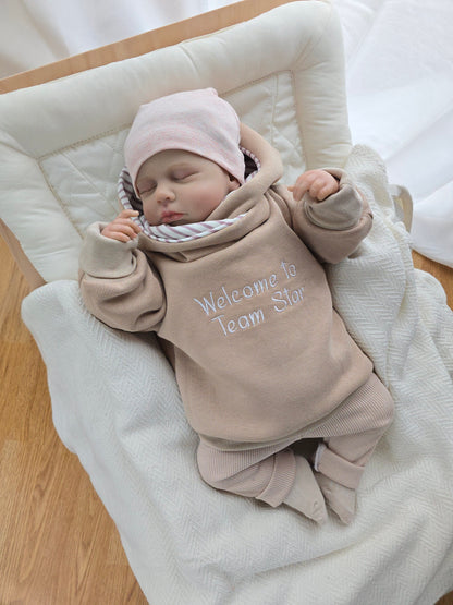Personalisierter Hoodie für Babys & Kinder mit individueller Bestickung in Beige
