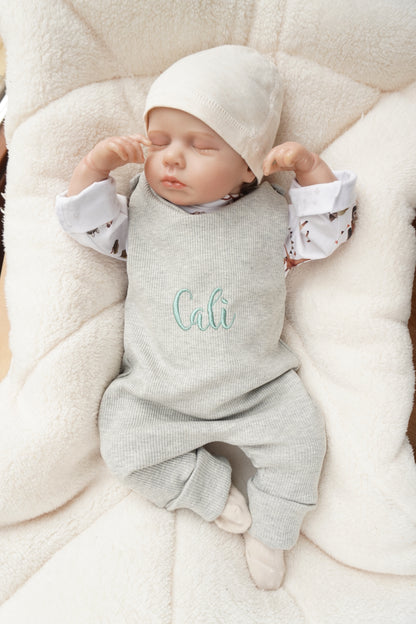 Bestickter Babystrampler in 12 wunderschönen Farben aus Rippjersey mit Namen betickbar. 