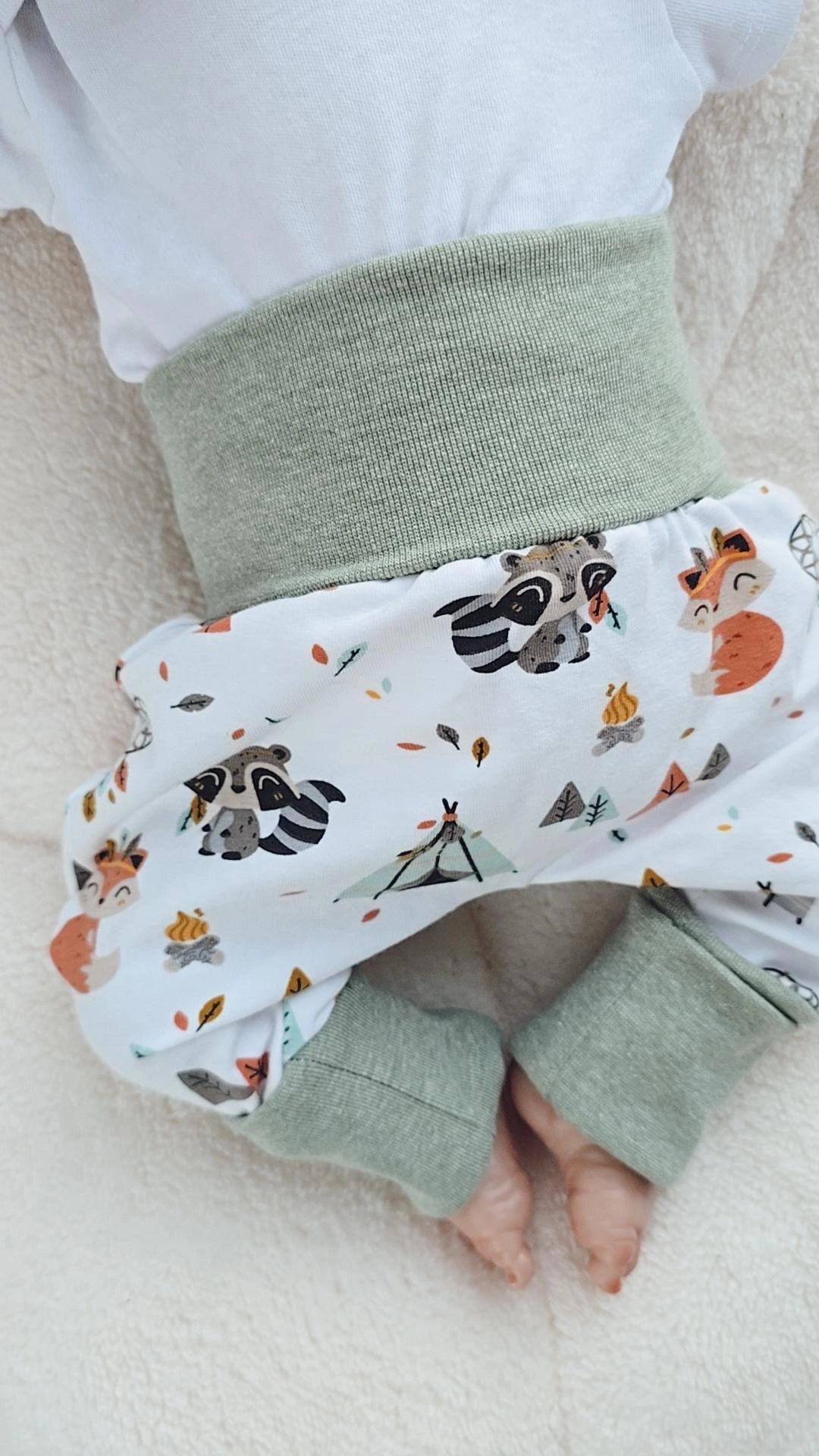 Baby Pumphose für Babys und Kleinkinder. In vielen verschiedenen Farben und Motiven erhältlich.