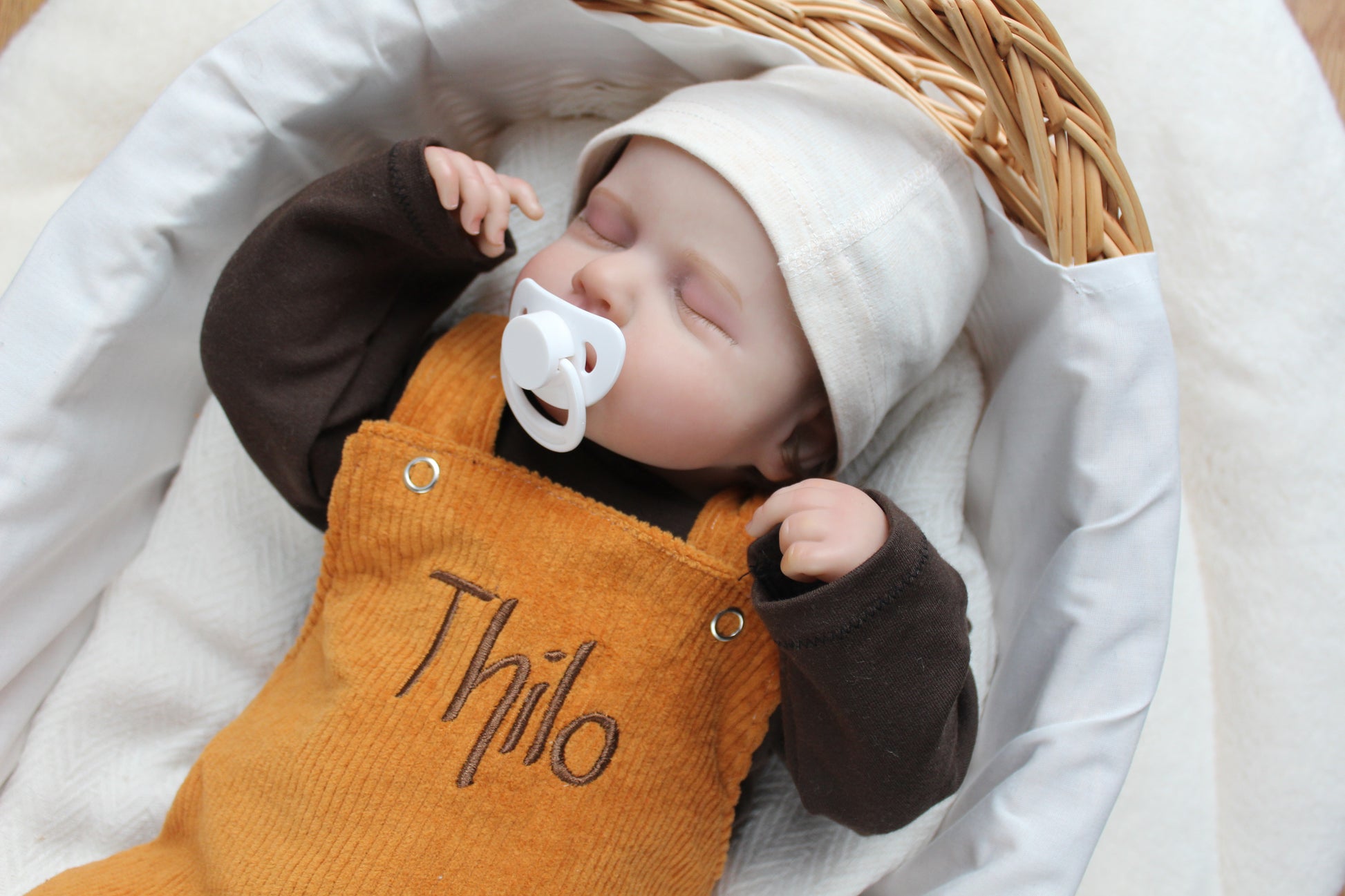 Baby Latzhose aus Cord mit personalisierter Bestickung für Mädchen und jungen