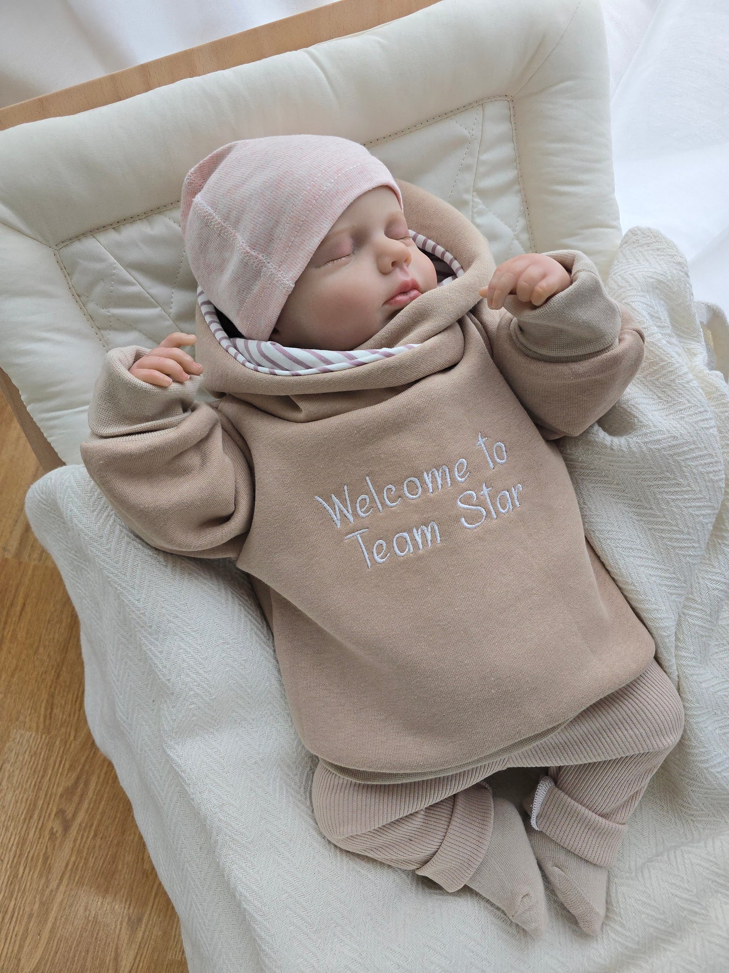 Personalisierter Hoodie für Babys & Kinder mit individueller Bestickung in Beige